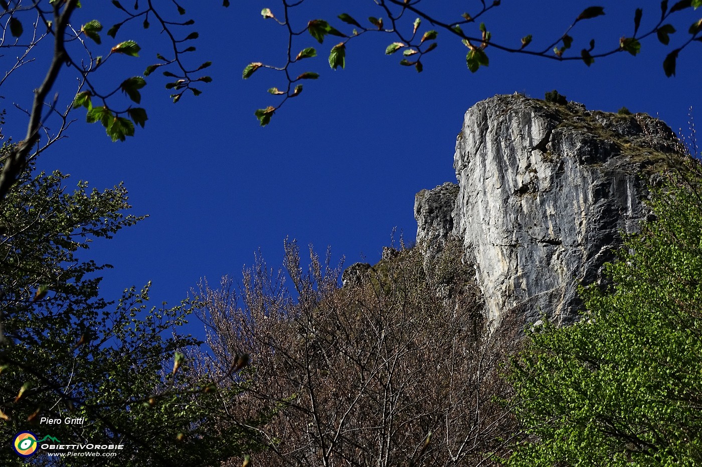 67 Imponente roccione del versante nord-ovest del Corno Zuccone.JPG
